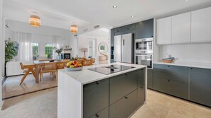 Fridge, microwave, oven, coffee/tea maker - VILLA FALDO VACATION MARBELLA (Nueva Andalucía)