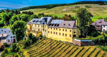 Holiday Apartment 'Schatztruhe' with Mountain View, Terrace and Wi-Fi