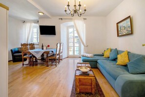 TV - Holiday Apartment 'Schatztruhe' with Mountain View, Terrace and Wi-Fi (Maring-Noviand)