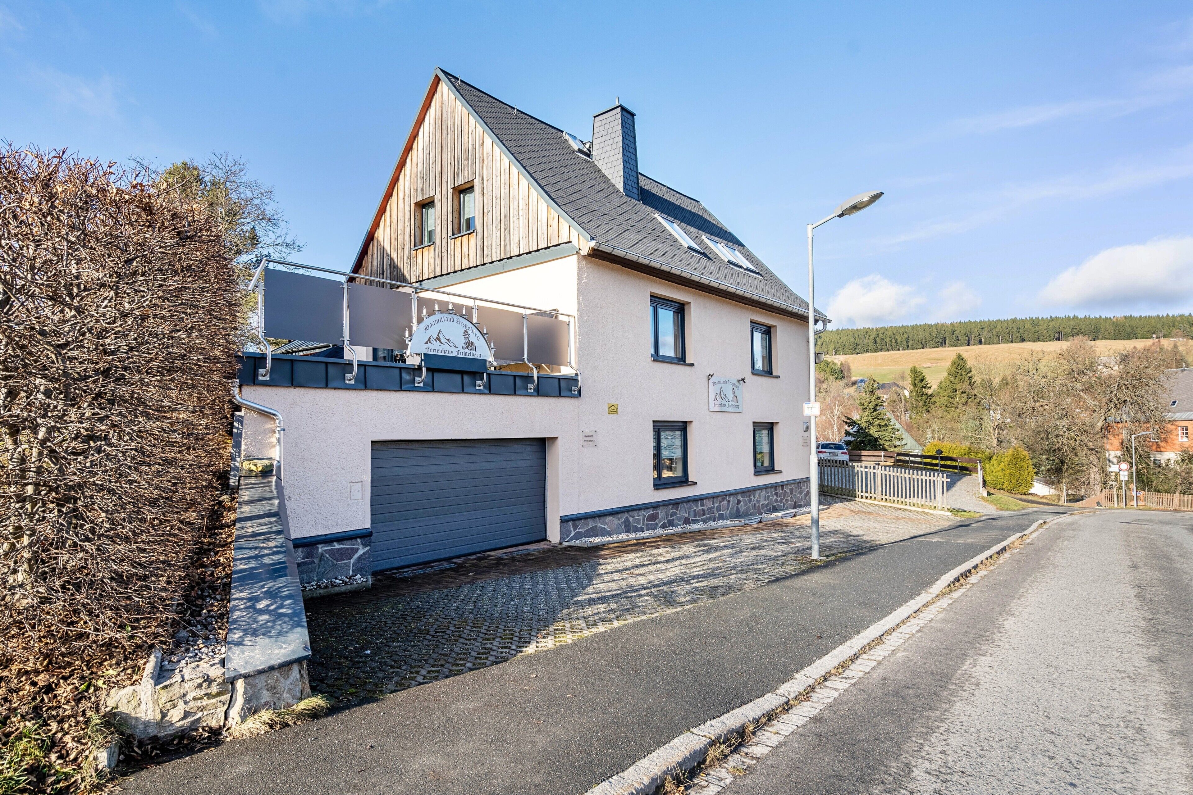 Un bâtiment à deux étages doté d’un garage, d’un balcon et d’une enseigne indiquant qu’il s’agit d’un restaurant.