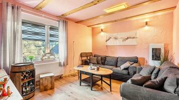 Een televisie, een tafeltennistafel en een stereo