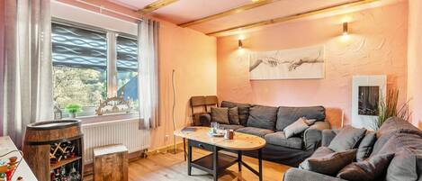 Tv, ett bordtennisbord och en stereo