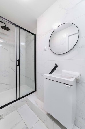 Dusj, hårføner og håndklær