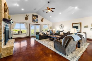 Televisión y chimenea 