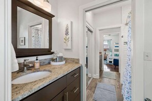 Douche, sèche-cheveux, serviettes fournies