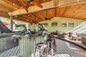 Bar (on property) - Shady Grove: Lakefront house, huge yard, & kayaks (Kingsland)