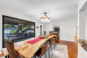 Dining - Shady Grove: Lakefront house, huge yard, & kayaks (Kingsland)