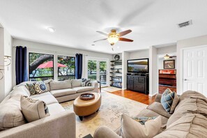 Smart TV, ping pong, offices - Shady Grove: Lakefront house, huge yard, & kayaks (Kingsland)