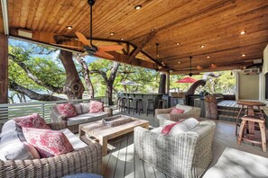 Outdoor dining - Shady Grove: Lakefront house, huge yard, & kayaks (Kingsland)