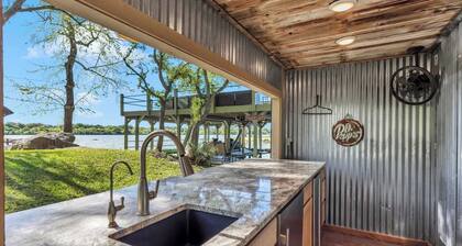 Shady Grove: Lakefront house, huge yard, & kayaks