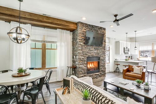 Dtwn Blowing Rock Condo w/ Private Hot Tub!