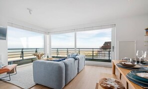 TV, offices - Beach Break - family friendly apartment by the sea (Koksijde)