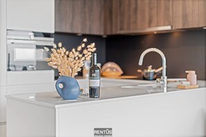 Kühlschrank, Mikrowelle, Ofen, Herdplatte