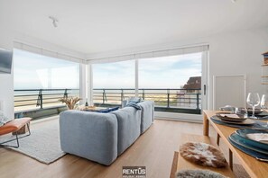 TV, offices - Beach Break - family friendly apartment by the sea (Koksijde)