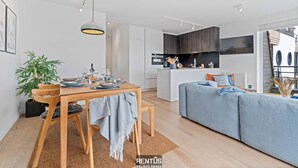 Een modern appartement met een eetgedeelte, keuken en woonruimte.