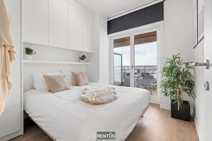 2 dormitorios, escritorio, tabla de planchar con plancha y cuna de viaje