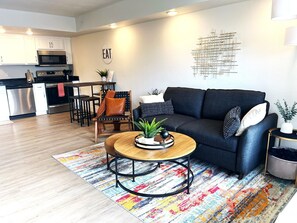 Smart TV, books - Perfect Location, Indoor Pool + Gym Access, A202 (Branson)