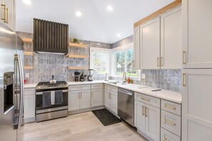 Coffee/tea maker, fridge, microwave, oven - Upscale 5BR/3BA w/ Jacuzzi (Oak Park)