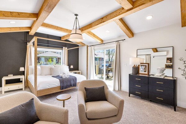 5 slaapkamers, een bureau, een strijkplank/strijkijzer, wifi