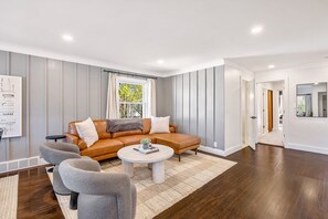 TV, offices - Upscale 5BR/3BA w/ Jacuzzi (Oak Park)