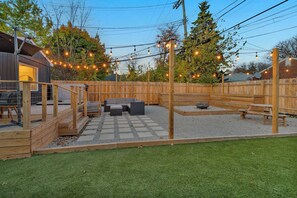 Terrace/patio - Upscale 5BR/3BA w/ Jacuzzi (Oak Park)
