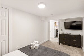 5 bedrooms, desk, iron/ironing board, WiFi - Upscale 5BR/3BA w/ Jacuzzi (Oak Park)