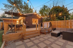 Terrace/patio - Upscale 5BR/3BA w/ Jacuzzi (Oak Park)