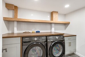 Interior - Upscale 5BR/3BA w/ Jacuzzi (Oak Park)