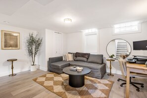 TV, offices - Upscale 5BR/3BA w/ Jacuzzi (Oak Park)