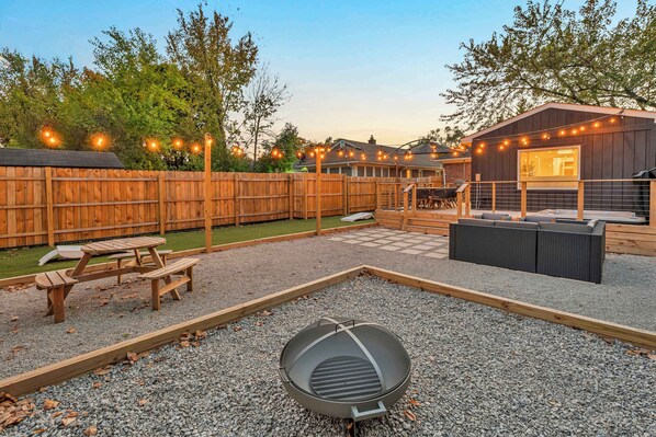 Outdoor dining - Upscale 5BR/3BA w/ Jacuzzi (Oak Park)
