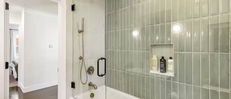 Douche, séchoir à cheveux, serviettes fournies, shampooing