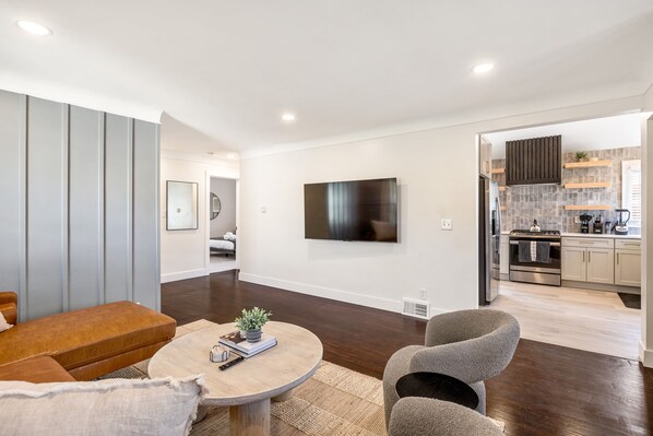 TV, offices - Upscale 5BR/3BA w/ Jacuzzi (Oak Park)