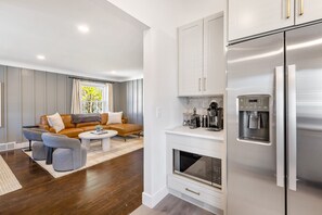 Interior - Upscale 5BR/3BA w/ Jacuzzi (Oak Park)