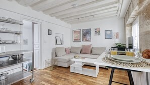 Ett modernt vardagsrum med en soffa, ett soffbord och en plats för frukost.