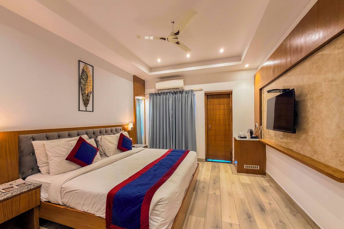 Premium Room with Balcony | Premium bedding, minibar, in-room safe, desk