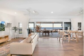 Älytelevisio, pöytätennispöytä, kirjoja