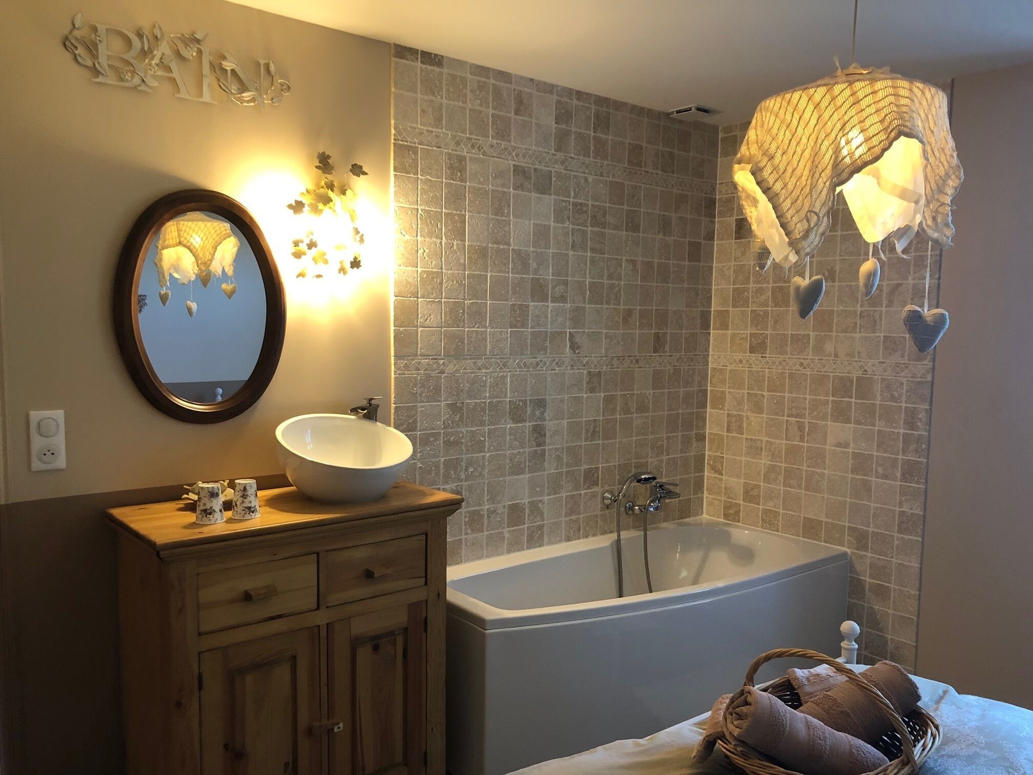 Een douche, een haardroger, handdoeken, zeep