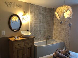 Douche, sèche-cheveux, serviettes fournies, savon