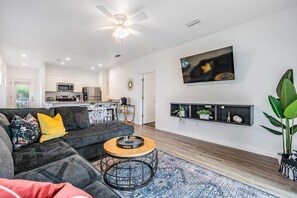 TV - Downtown Tampa Walk to Restaurants Renovated (Tampa)