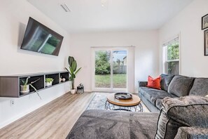 TV - Downtown Tampa Walk to Restaurants Renovated (Tampa)