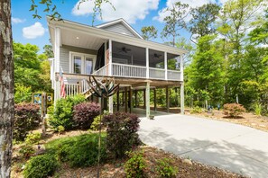 Exterior - Dog Friendly, only a 10 Min Walk To Beach, Fire Pit, Mins from Parks and Restaurants (Oak Island)