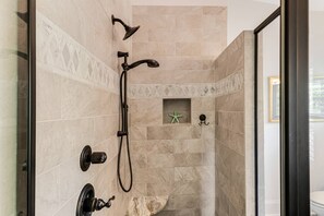 Douche, serviettes fournies, papier de toilette