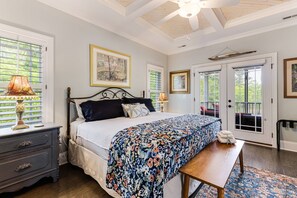 3 bedrooms, iron/ironing board, WiFi, bed sheets - Dog Friendly, only a 10 Min Walk To Beach, Fire Pit, Mins from Parks and Restaurants (Oak Island)