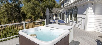 Luxury Home - Hot Tub - Sleeps 11 - Pet Friendly - Propane BBQ - Large Deck