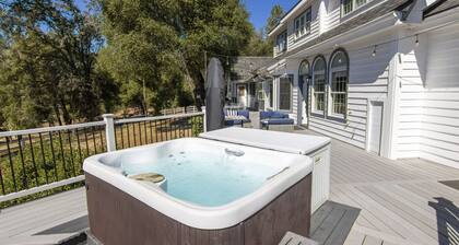 Luxury Home - Hot Tub - Sleeps 11 - Pet Friendly - Propane BBQ - Large Deck