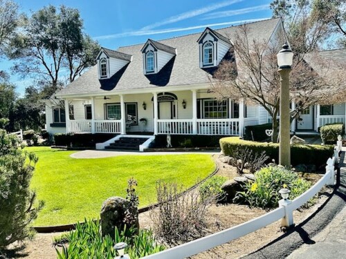 Luxury Home - Hot Tub - Sleeps 11 - Pet Friendly - Propane BBQ - Large Deck