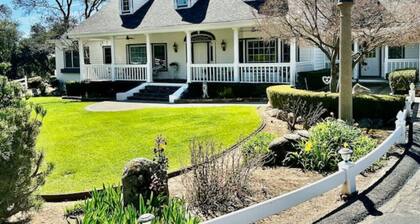 Luxury Home - Hot Tub - Sleeps 11 - Pet Friendly - Propane BBQ - Large Deck