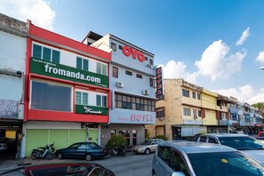 A hotel with a sign reading "HOTEL" and a website address "tromanda.com". - Skudai Hotel (Johor Bahru)
