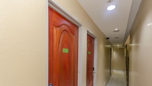Un pasillo con puertas de madera, cada una con un número.