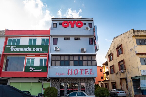 A hotel named 'OYO' with a sign for 'Galeri Pamaran' and 'Fromanda.com' on the adjacent building. - Skudai Hotel (Johor Bahru)